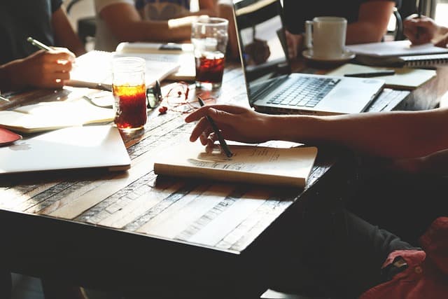 Comment organiser un webinaire professionnel en 10 étapes